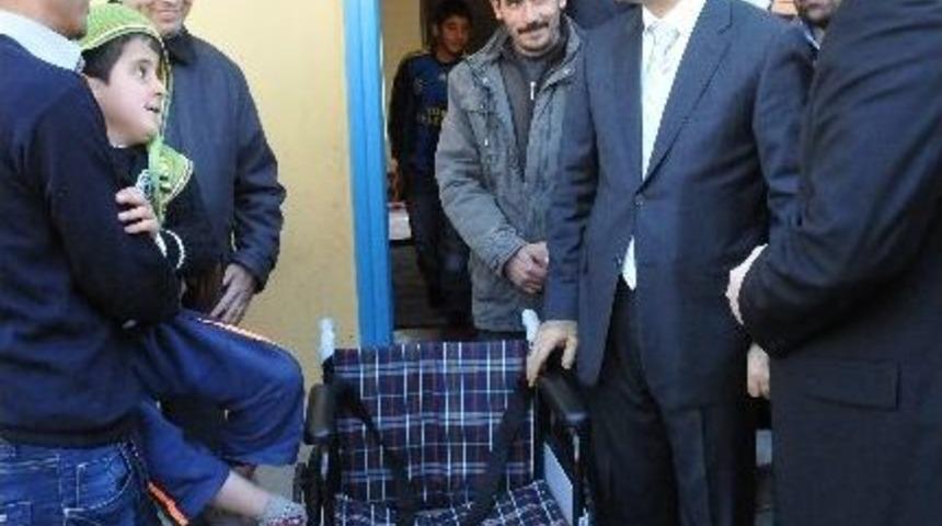 Engelli Çocuğa Hediye Edilen Tekerlekli Sandalye Mutluluk Getirdi