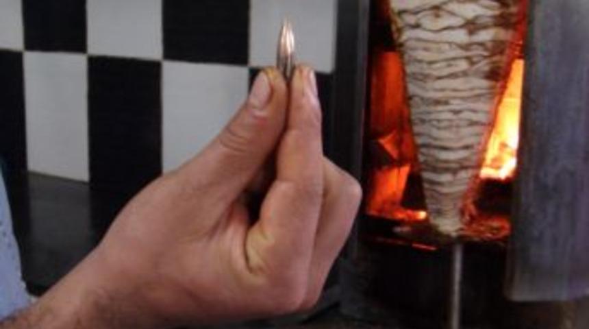 Suriye&rsquo;den Gelen Kurşun D&ouml;nerci D&uuml;kkanının Tavanına Isabet Etti