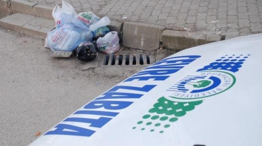 Sivil Zabıtalar Yere T&uuml;k&uuml;renlere Ve &Ccedil;&ouml;p Atanlara G&ouml;z A&ccedil;tırmıyor