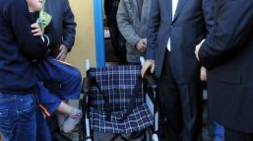 Polisin Topladığı Mavi Kapaklar Diyarbakırlı &Ccedil;ocuğun Y&uuml;z&uuml;n&uuml; G&uuml;ld&uuml;rd&uuml;