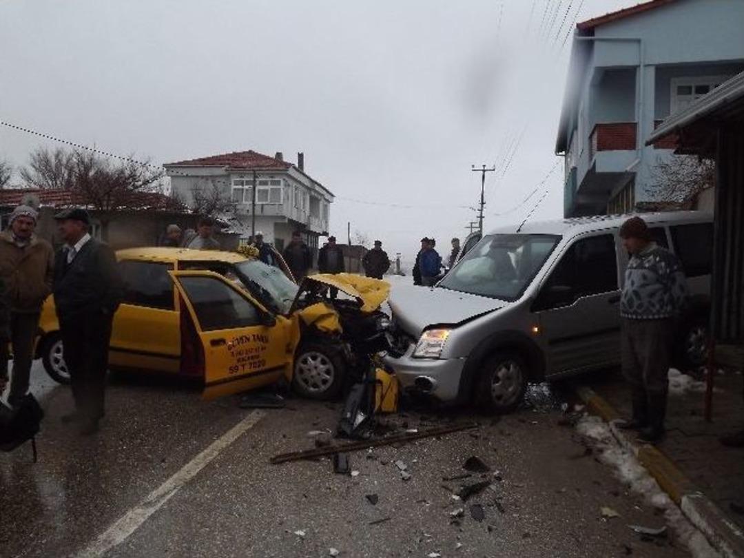 Hatalı Sollama Sonucu Kaza, 2 Si Ağır 5 Yaralı