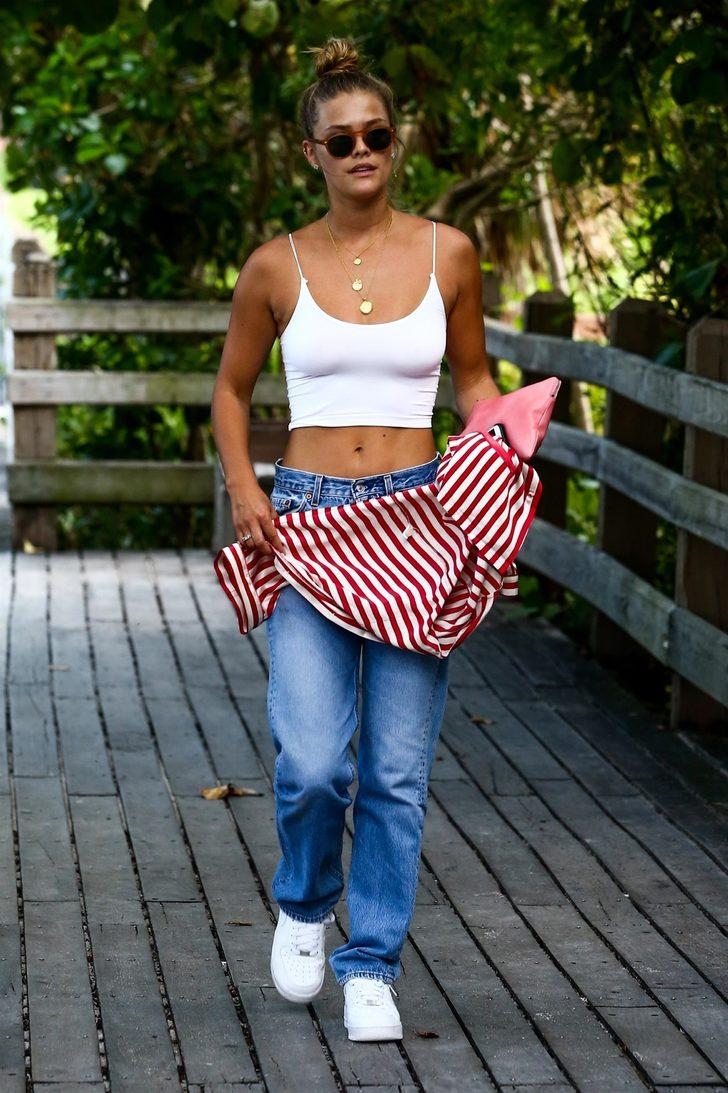 Göğüslerini nasıl saklayacağını şaşırdı! G2