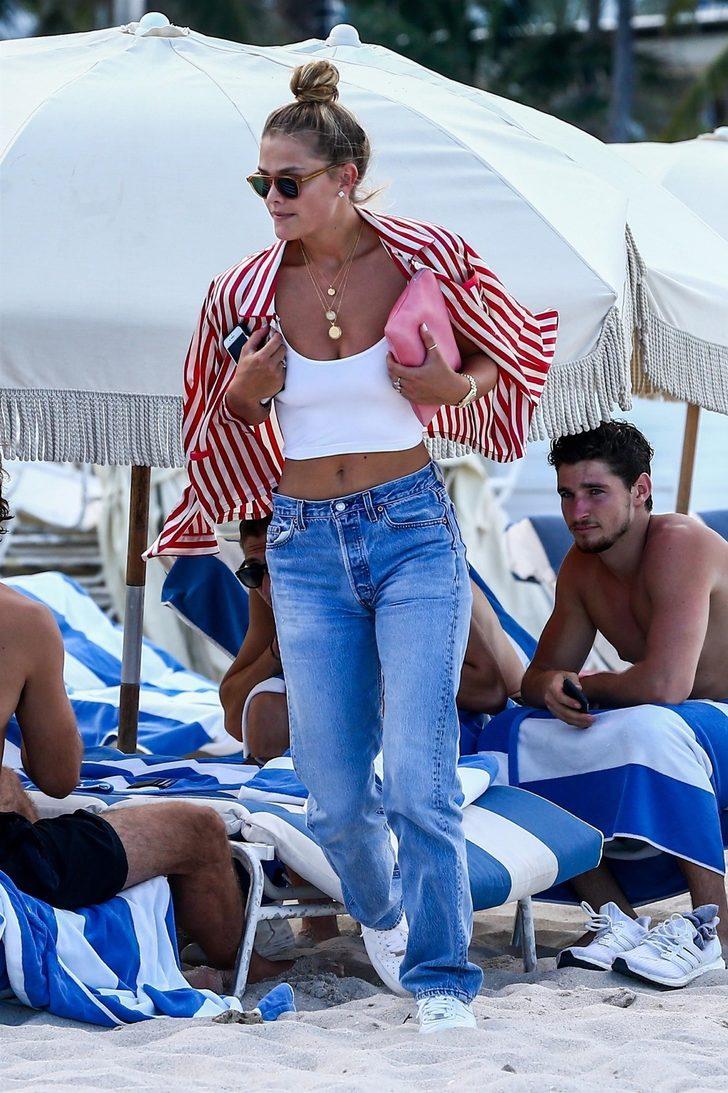 Göğüslerini nasıl saklayacağını şaşırdı! G3