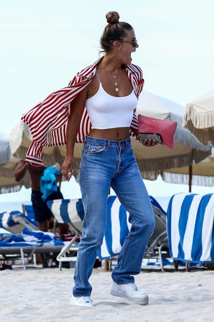 Göğüslerini nasıl saklayacağını şaşırdı! G4