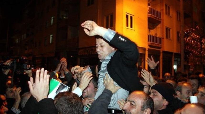 Tahliye Edilen Başkan Karadere: &ldquo;başımız Dik Girdik, Başımız Dik &Ccedil;ıkıyoruz&rdquo;