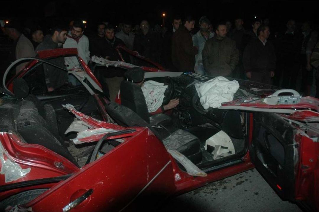 Kep&ccedil;e Otomobili Bi&ccedil;ti: 2 Yaralı