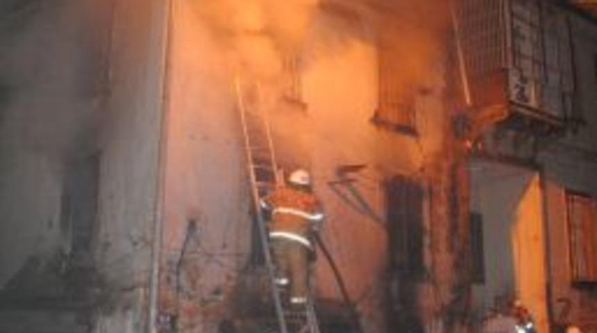 İki Katlı Boş Bina Alev Alev Yandı