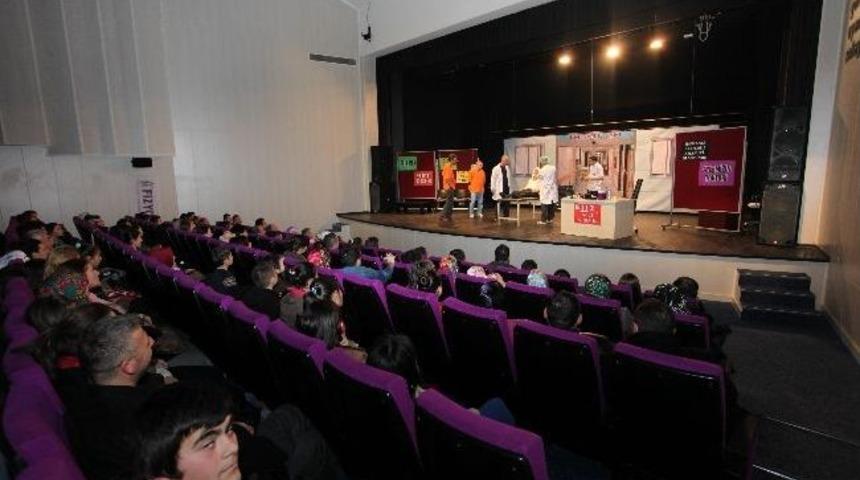 Trabzonda "doktorlar Sahnede Hastalar G&uuml;lme Krizinde" Adlı Tiyatro Oyunu