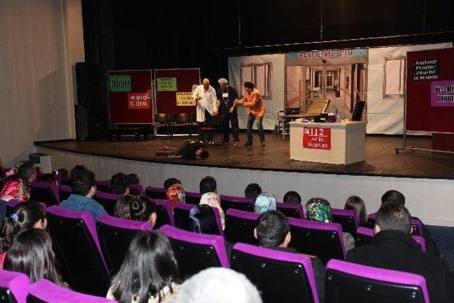 Trabzonda "doktorlar Sahnede Hastalar G&uuml;lme Krizinde" Adlı Tiyatro Oyunu 1