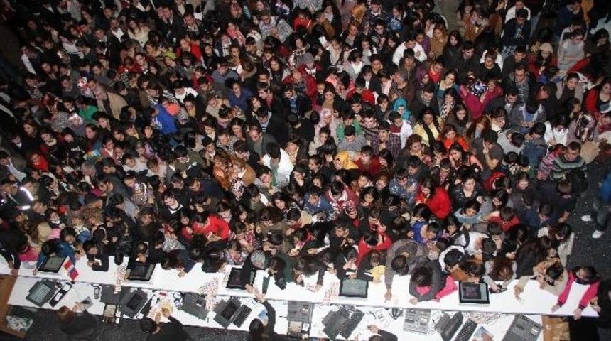 Miting Gibi Sinema Kuyruğu