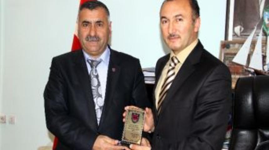 Şof&ouml;rler Ve Otomobilciler Esnaf Odasından Belediye Başkanı K&ouml;ksoy&rsquo;a Plaket