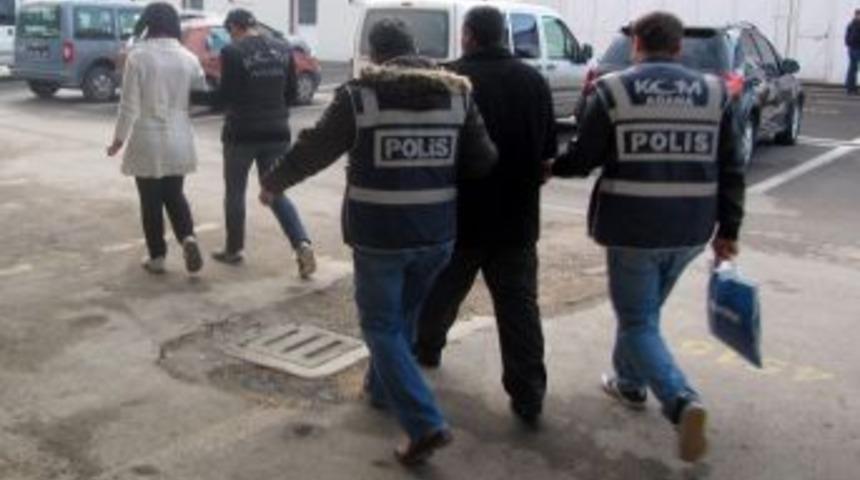 Başkaları Adına Kredi Kartı &Ccedil;ıkartıp Para &Ccedil;eken 2 Kişi Yakalandı