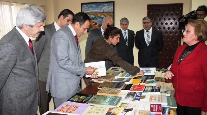 Kitap Birikimlerini Üniversiteye Bağışladı