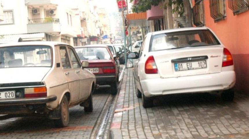 Kaldırımlar Işgal Ediliyor, Vatandaş Y&uuml;r&uuml;yecek Yer Bulamıyor