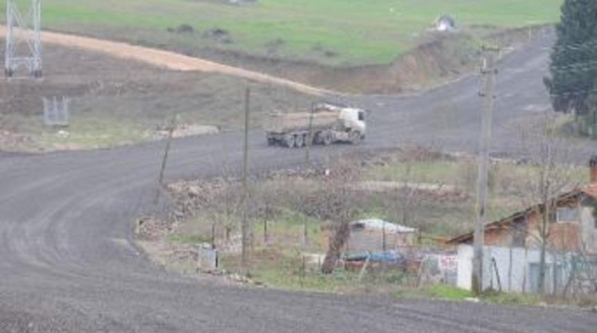 Başiskele'de A&ccedil;ılan Yollara Malzeme Serimi Yapıldı