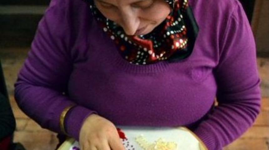 Kasnak &Uuml;zerine İşlenen El İşleri Ev Hanımlarına Ek Gelir Sağlıyor