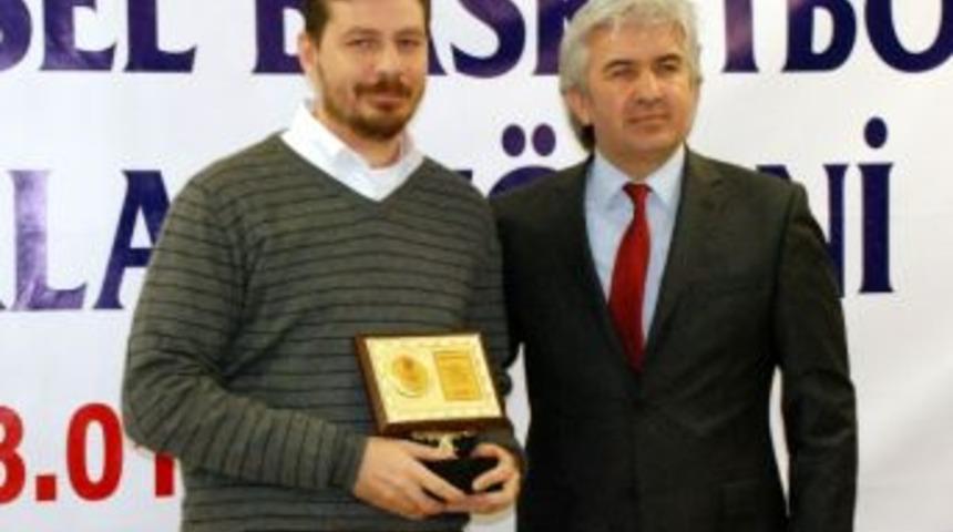 Basketbol Adamları Derneği'nden İz&uuml;'ye &Ouml;d&uuml;l