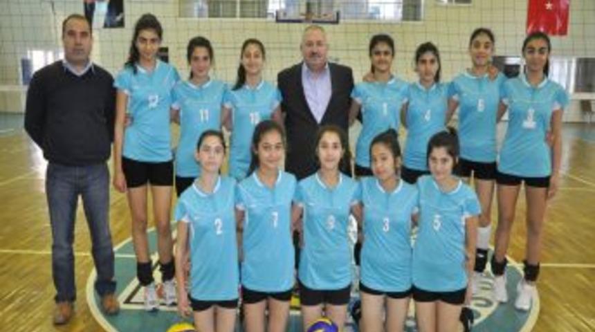 Tarsus Belediyesporlu Yıldız Kızlar Voleybolda B&ouml;lge Şampiyonu Oldu