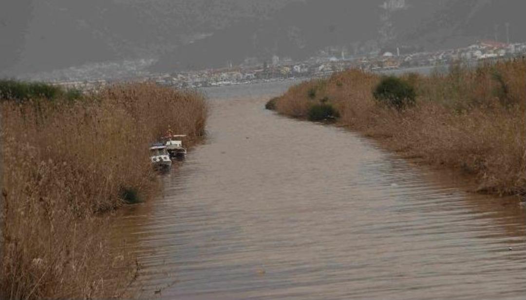 Fethiye K&ouml;rfezi&rsquo;ne D&ouml;k&uuml;len Atıklar İncelemede