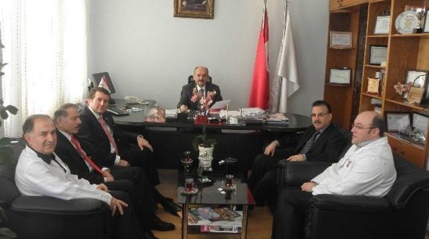 Bakan M&uuml;ezzinoğlu, Şiddete Uğrayan Doktoru Ziyaret Etti