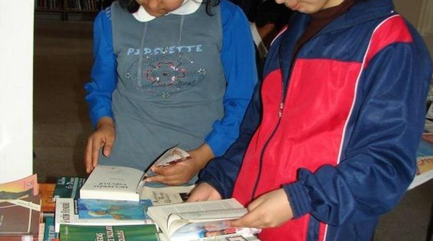 Kitap Okuyan &Ouml;ğrenciler, 23 Nisan'da Kitap Setiyle &Ouml;d&uuml;llendirilecek