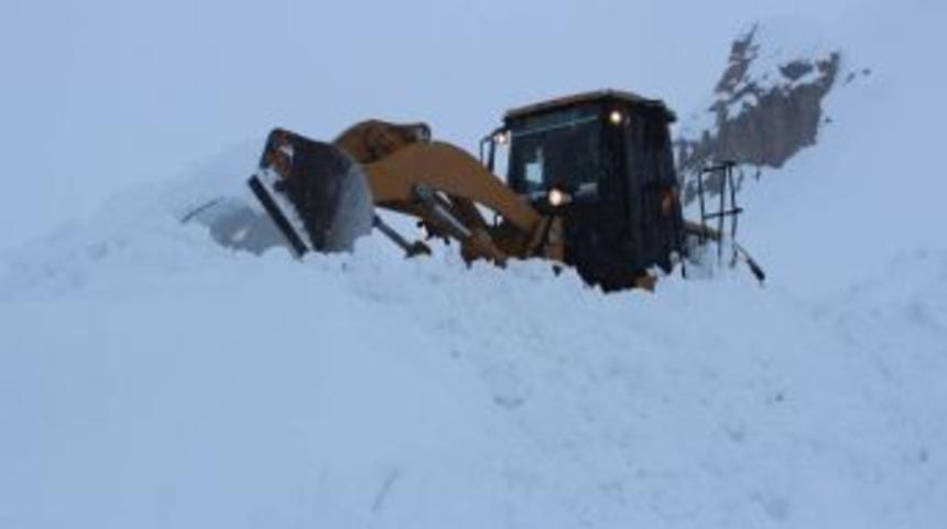 Hakkari’de Yol Açma Çalışmaları Devam Ediyor