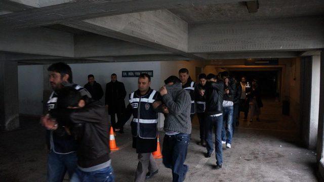 Yeni Evli Gelinleri Gasp Eden 11 Kişilik &Ccedil;ete &Ccedil;&ouml;kertildi 1