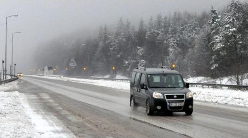 Bolu Dağı&rsquo;nda Sis Ve Kar Yağışı