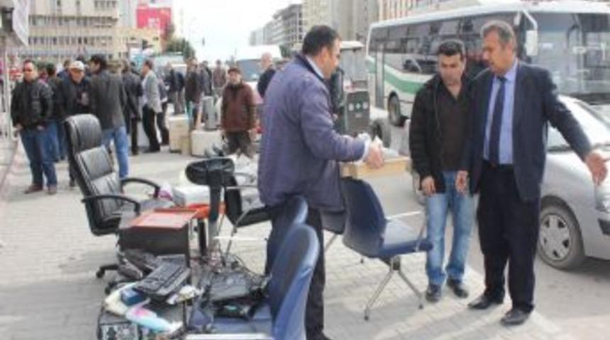 Otob&uuml;s Firmalarının Kullandığı Ruhsatsız Yazıhaneler Yıkılıyor