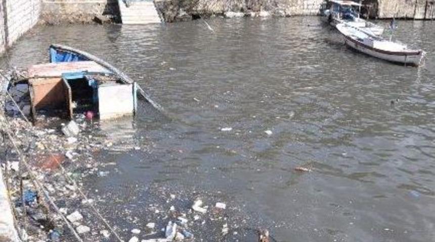 &Ccedil;&ouml;plerin Arasında Balığa Hazırlık