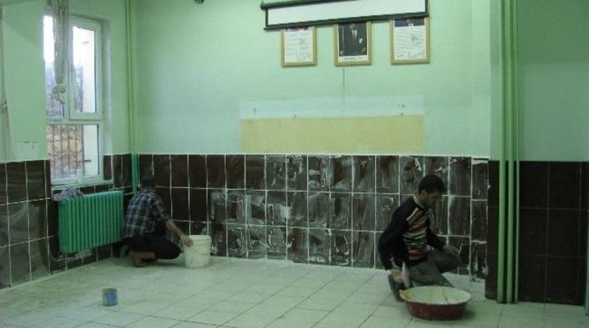 Cumhuriyet Ortaokulu'nda Fiziksel Şartları İyileştirme &Ccedil;alışmaları Başladı