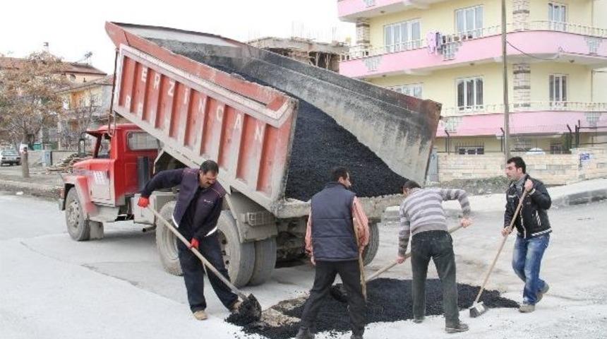 Erzincan Belediyesi Soğuk Asfalt Malzemesi İle Yolları Onarıyor