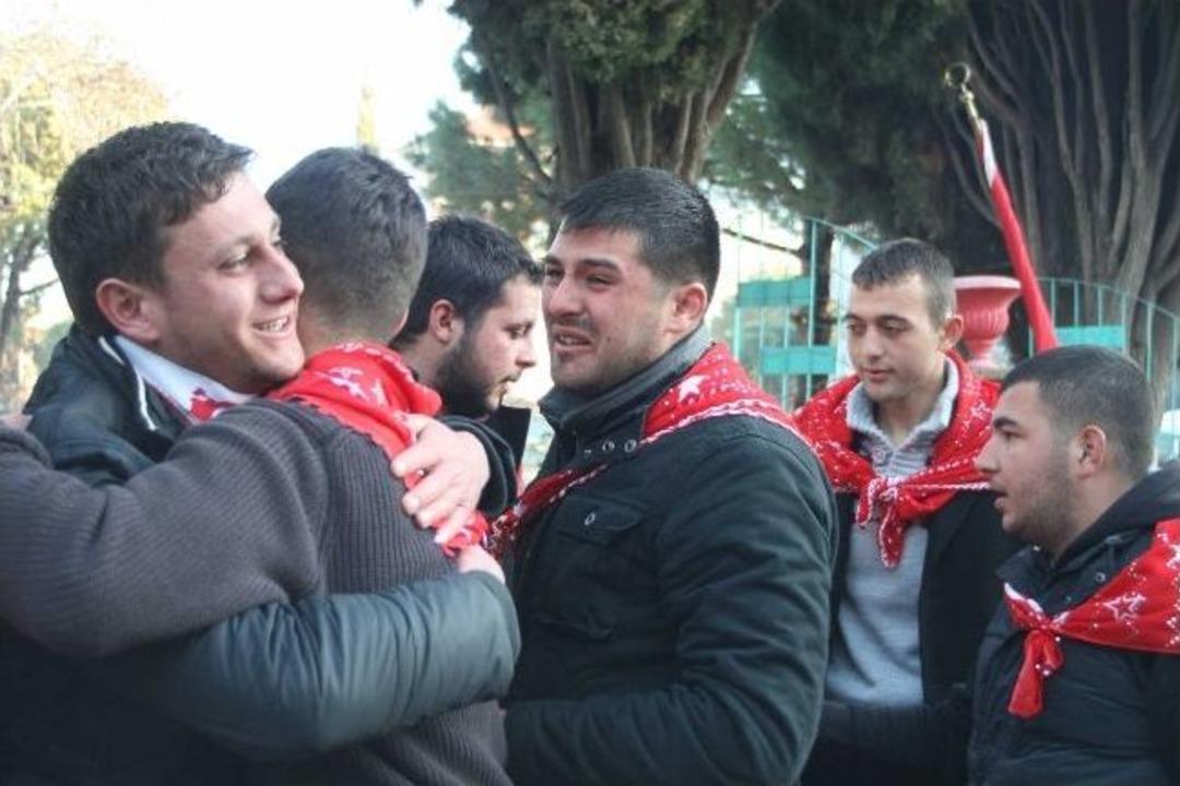 Altınova&rsquo;da Askerlere G&ouml;zyaşlı Coşkulu Uğurlama