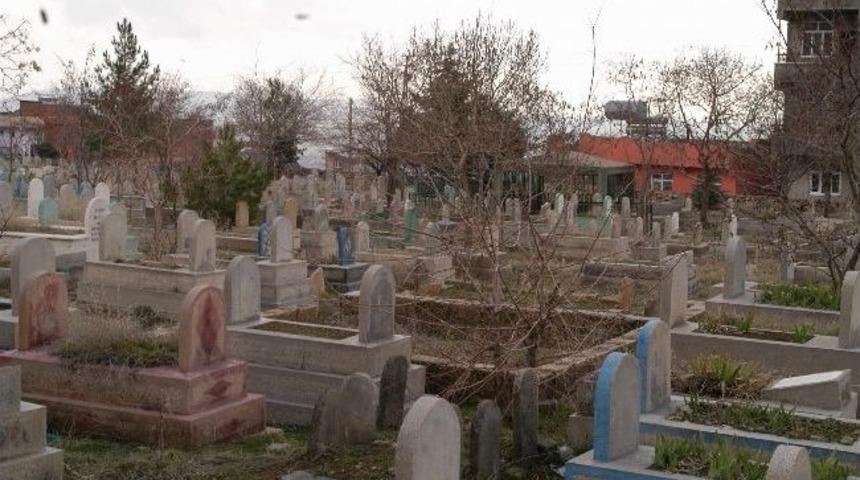 Mezarlıkta G&uuml;venlik Sorunu