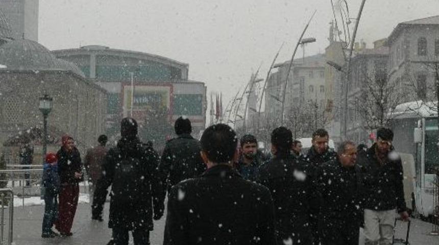 Erzurum&rsquo;da Kar Yağışı Yeniden Başladı