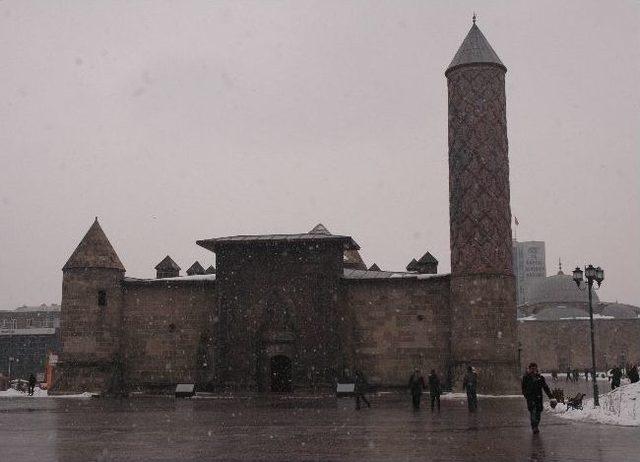 Erzurum’da Kar Yağışı Yeniden Başladı