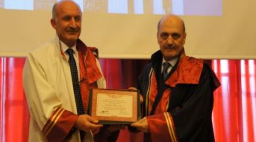 &Ccedil;evre Ve Şehircilik Bakanı Bayraktar'a Fahri Doktora Verildi