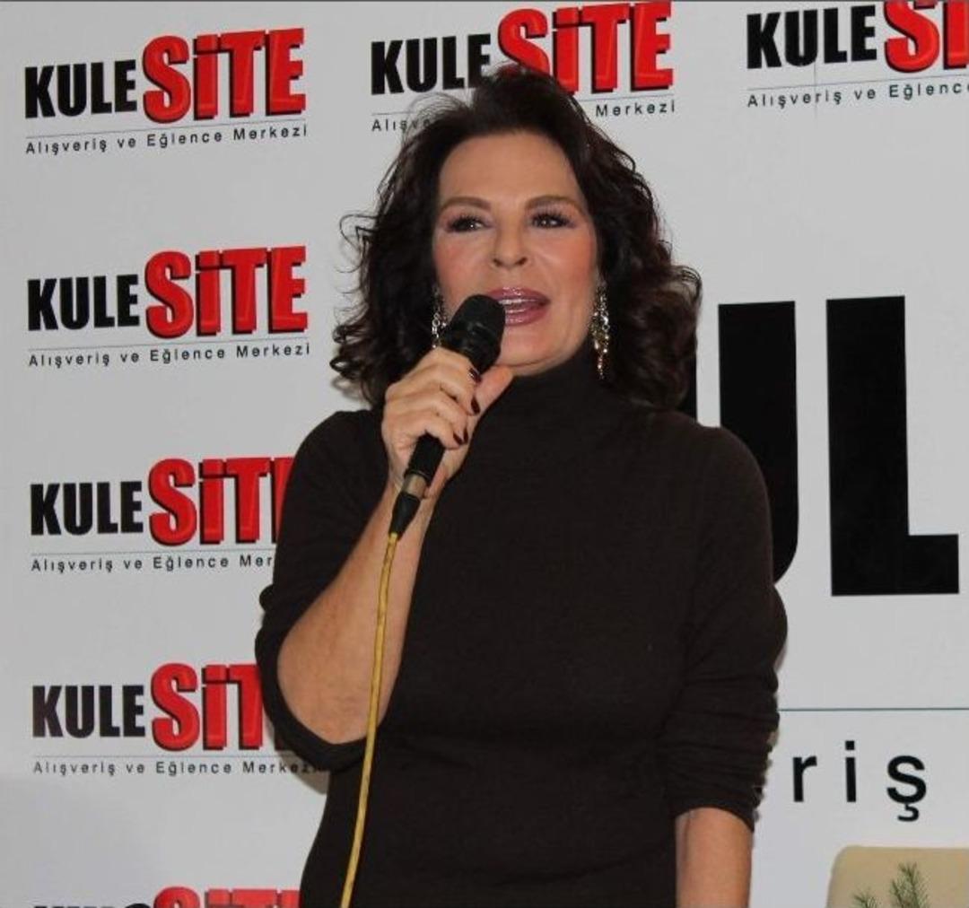 H&uuml;lya Ko&ccedil;yiğit Konya&rsquo;da Hayranlarıyla Buluştu