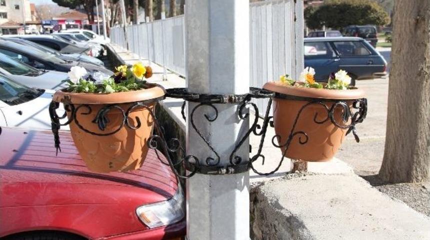 Kula'da Elektrik Direklerine &Ccedil;i&ccedil;ek Saksısı Yerleştirildi