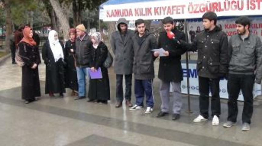 İlahiyat &Ouml;ğrencilerinden Kamuda Baş&ouml;rt&uuml;s&uuml; Yasağına Protesto