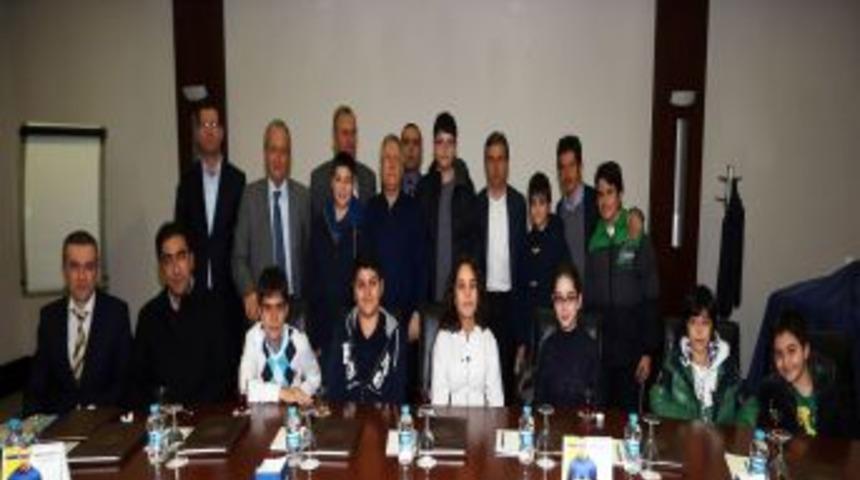 Fenerbah&ccedil;e'de Başkan Yıldırım, Anafen&rsquo;in Başarılı &Ouml;ğrencilerini Kabul Etti