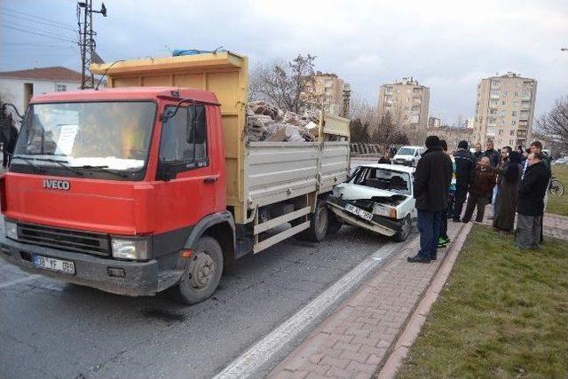 Otomobil Moloz Yüklü Kamyonete Çarptı: 3 Yaralı