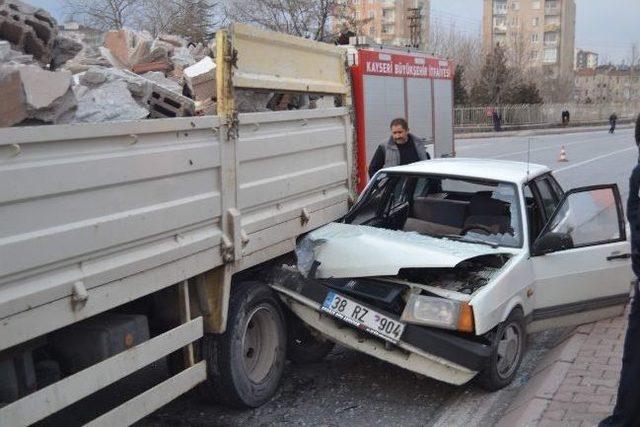 Otomobil Moloz Yüklü Kamyonete Çarptı: 3 Yaralı