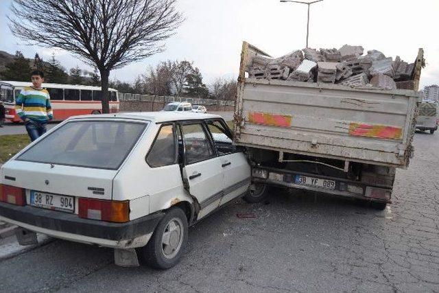 Otomobil Moloz Yüklü Kamyonete Çarptı: 3 Yaralı