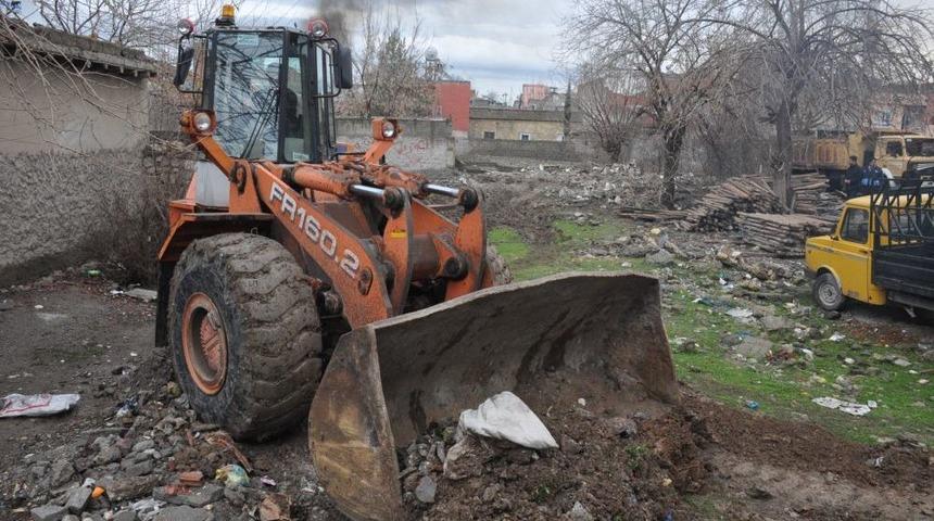 Batman Belediyesi Metruk Evlerin Yıkımına Başladı