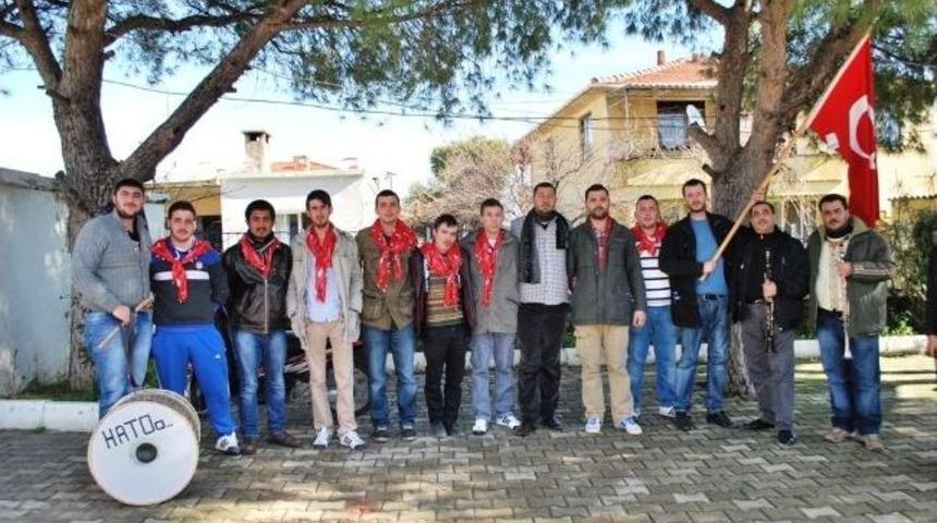 K&uuml;&ccedil;&uuml;kk&ouml;y'de Askerleri Belediye Uğurluyor