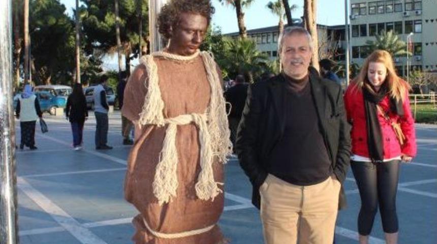 Alanya'da Canlı Heykel Ve Pandomim G&ouml;sterisi Turistlerin Ilgisini &Ccedil;ekti