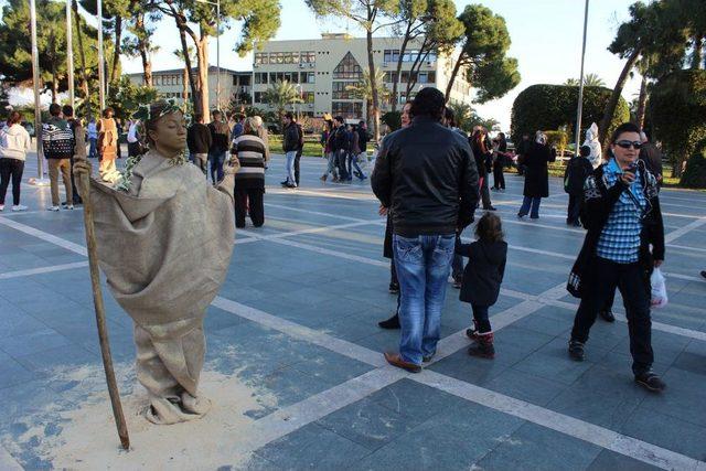 Alanya'da Canlı Heykel Ve Pandomim Gösterisi Turistlerin Ilgisini Çekti