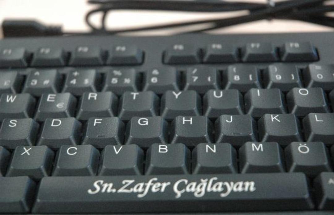 1 Milyonuncu Klavye Ekonomi Bakanı &Ccedil;ağlayan`a