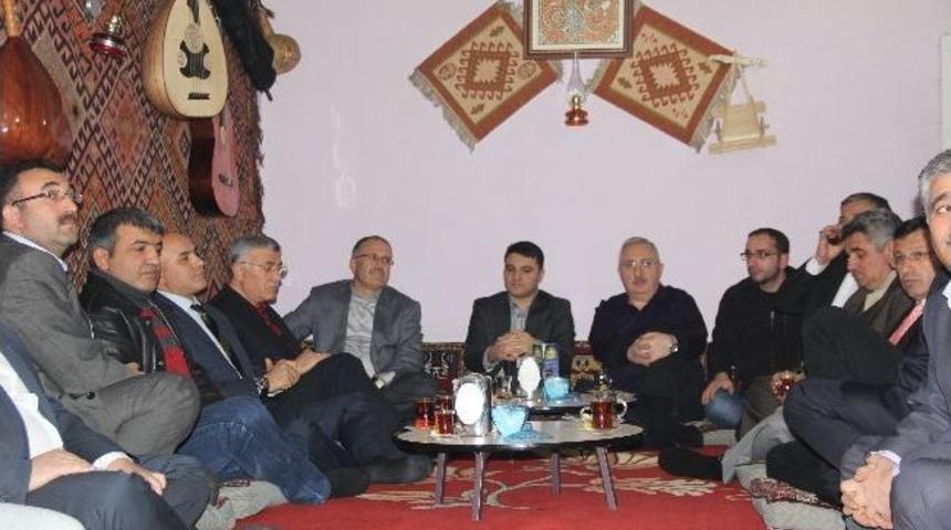 Doğunun Sesi K&uuml;lt&uuml;r Ve Sanat Derneğinden Milli Judocu Ertuğrul D&ouml;nmez&rsquo;e Plaket